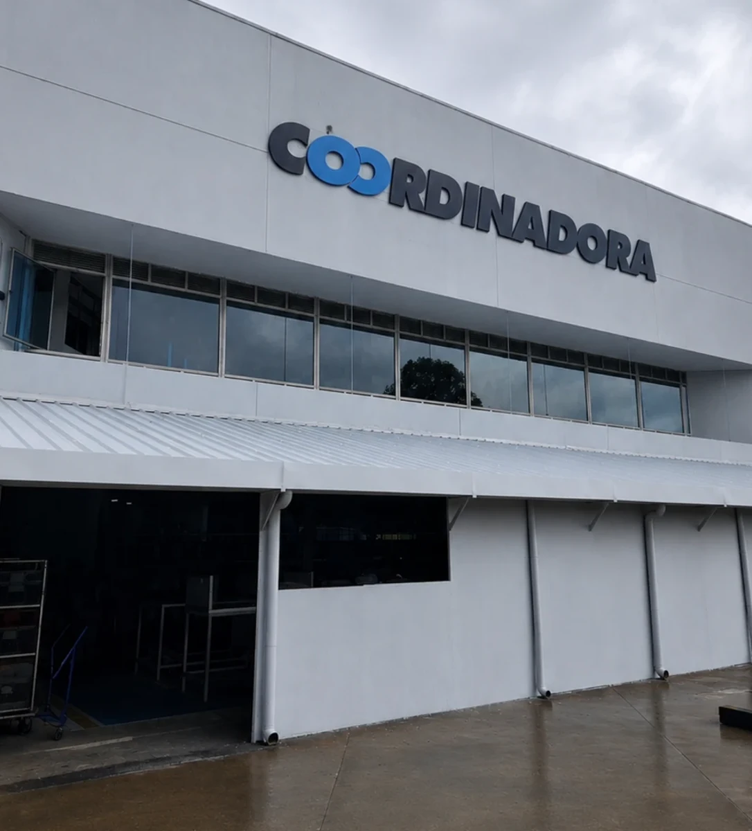 Fachada Coordinadora después: cubierta nueva y pintura