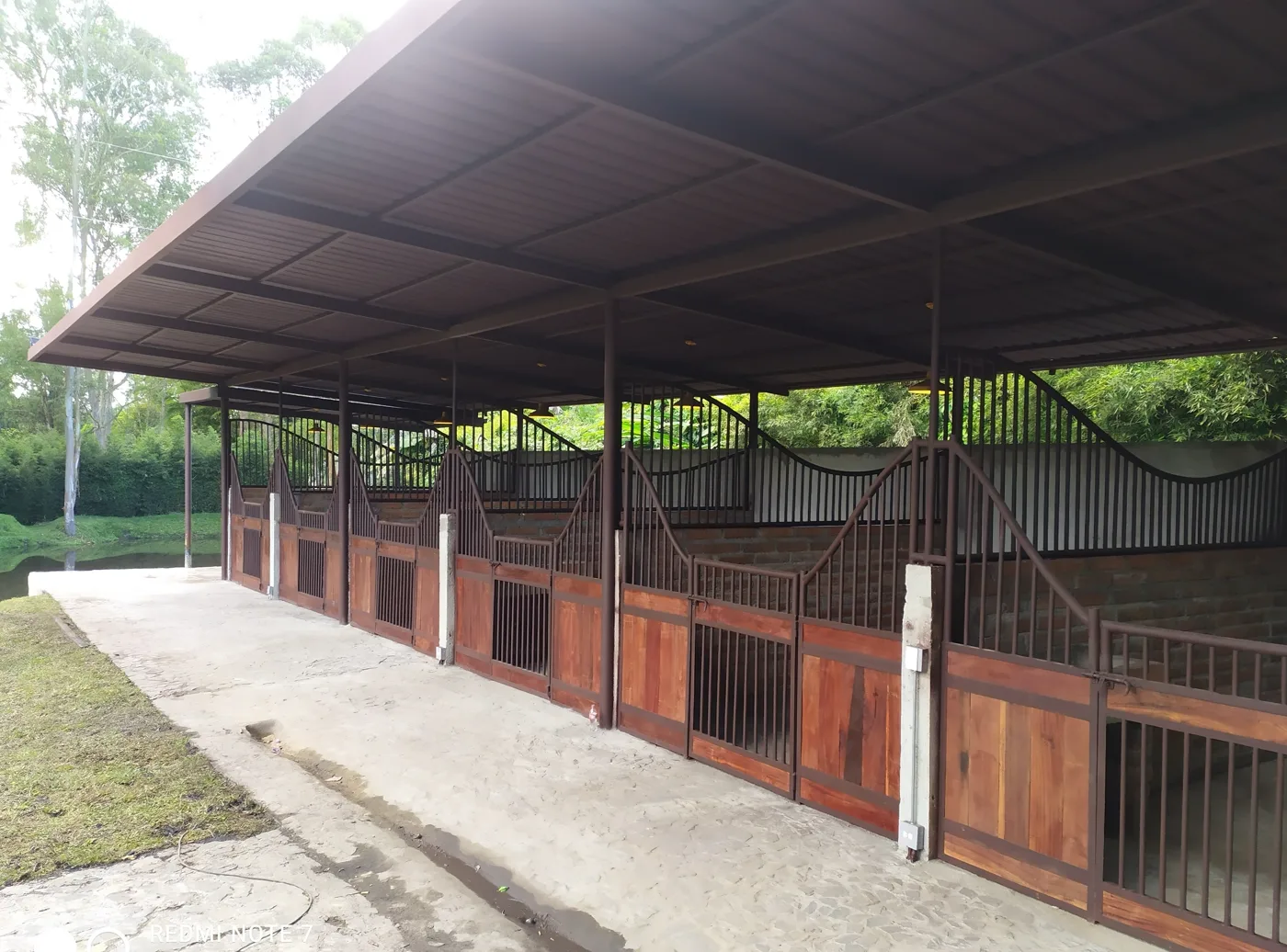 Caballerizas con cubierta metálica y carpintería en madera — DEKO Estructuras Carrillo