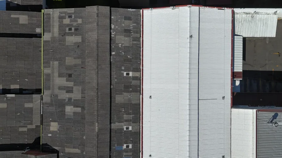 Cambio de cubierta en bodega: antes y después, vista aérea — DEKO Estructuras Carrillo
