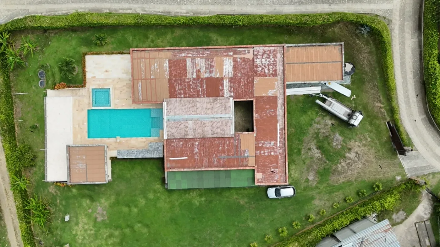 Casa campestre con cubierta antigua oxidada antes del cambio de techo, vista aérea — DEKO Estructuras Carrillo