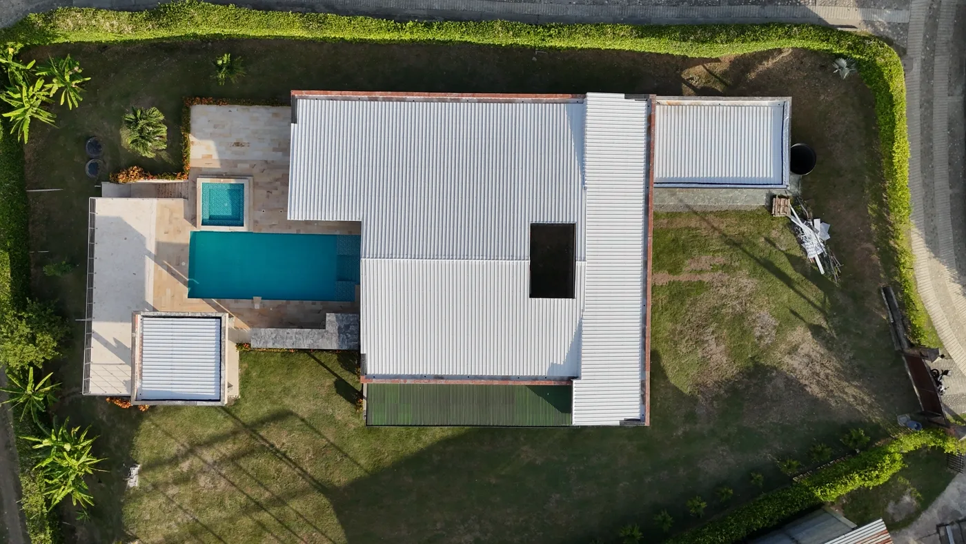 La misma casa campestre con cubierta nueva en teja UPVC blanca, vista aérea — DEKO Estructuras Carrillo
