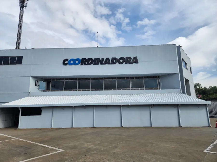 Fachada de Coordinadora renovada por DEKO