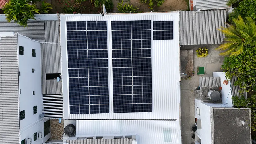 Cubierta metálica con paneles solares instalados — DEKO Estructuras Carrillo