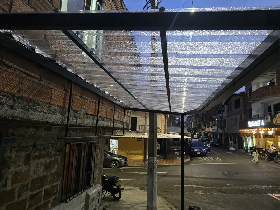 Cubierta traslúcida en vivienda urbana — DEKO Estructuras Carrillo