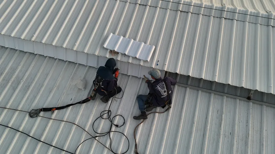 Técnico instalando cubierta metálica, vista aérea — DEKO Estructuras Carrillo