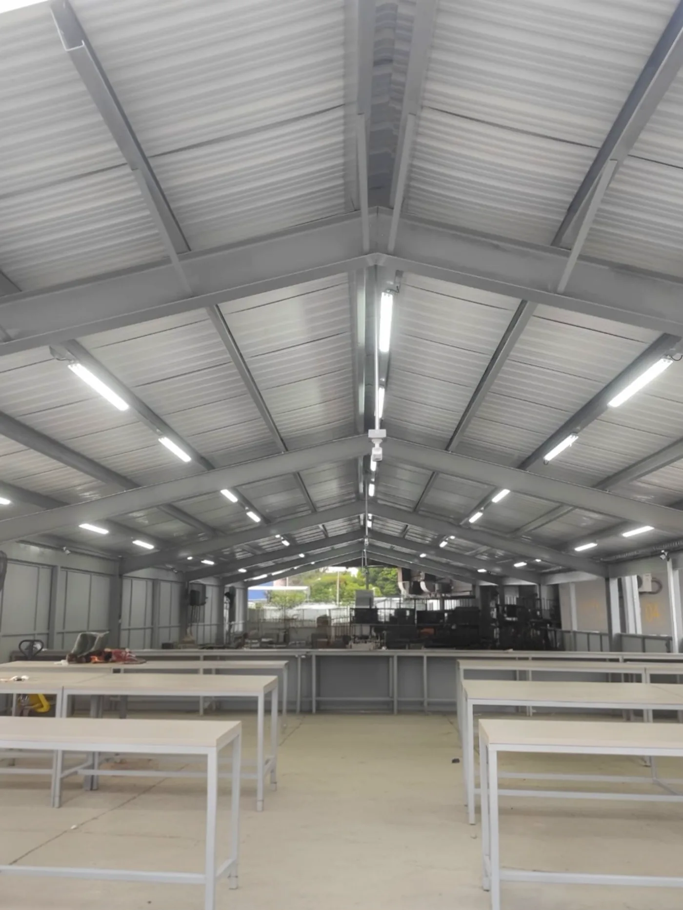 Interior de nave industrial con estructura metálica a dos aguas — DEKO Estructuras Carrillo