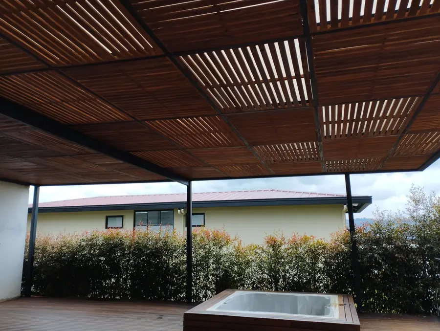 Pérgola en metal y madera — DEKO Estructuras Carrillo