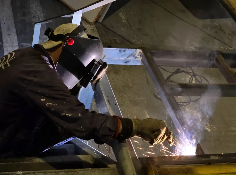 Soldador trabajando en estructura