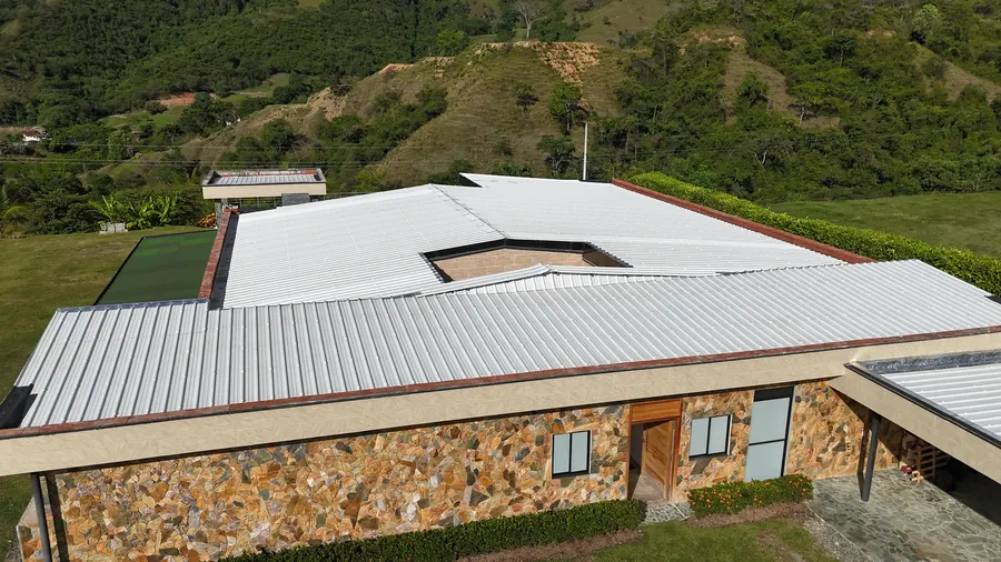 Techos y cubiertas metálicas en Medellín, cubierta campestre vista aérea