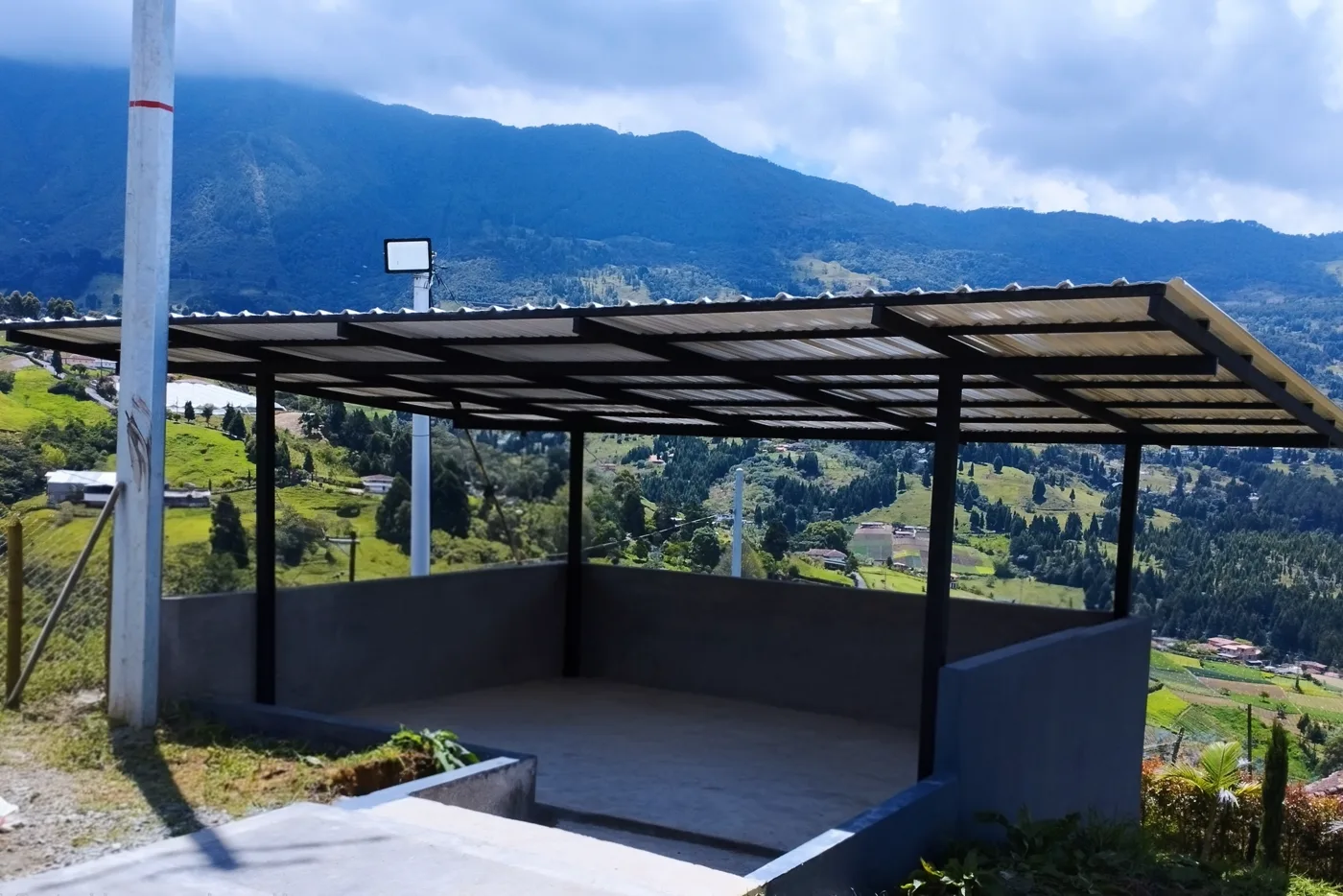 Techo residencial instalado por DEKO