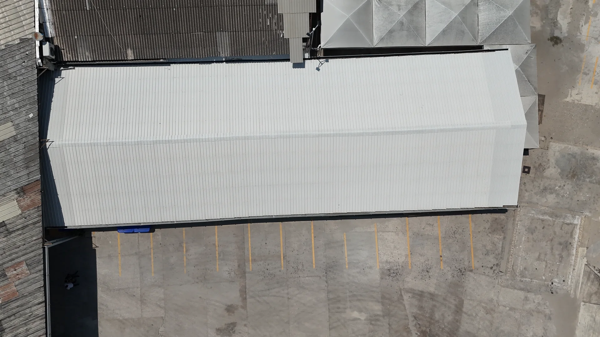 Cubierta nueva en bodega industrial instalada por DEKO, vista aérea