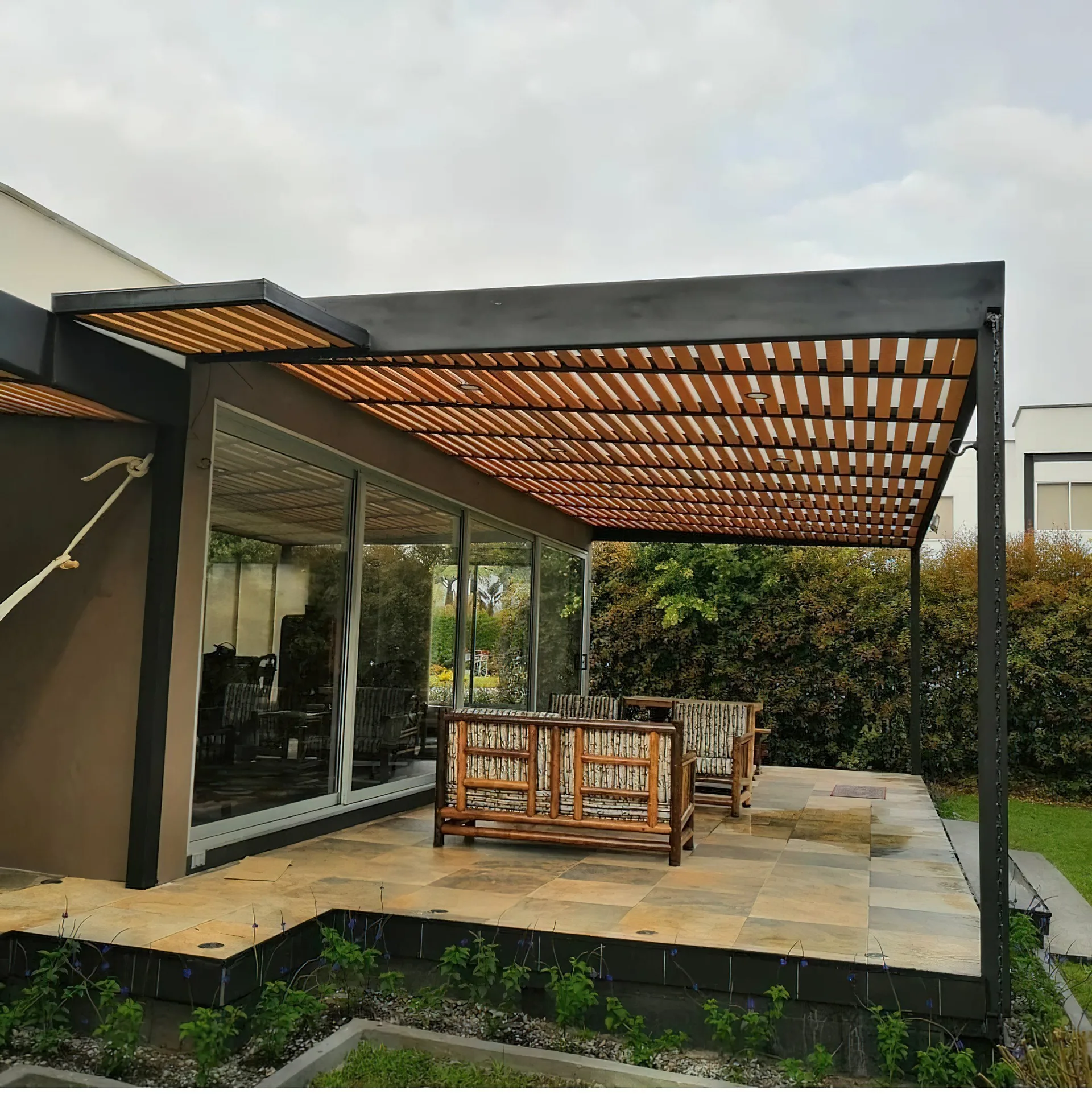 Pérgola metálica con madera construida por DEKO en zona exterior