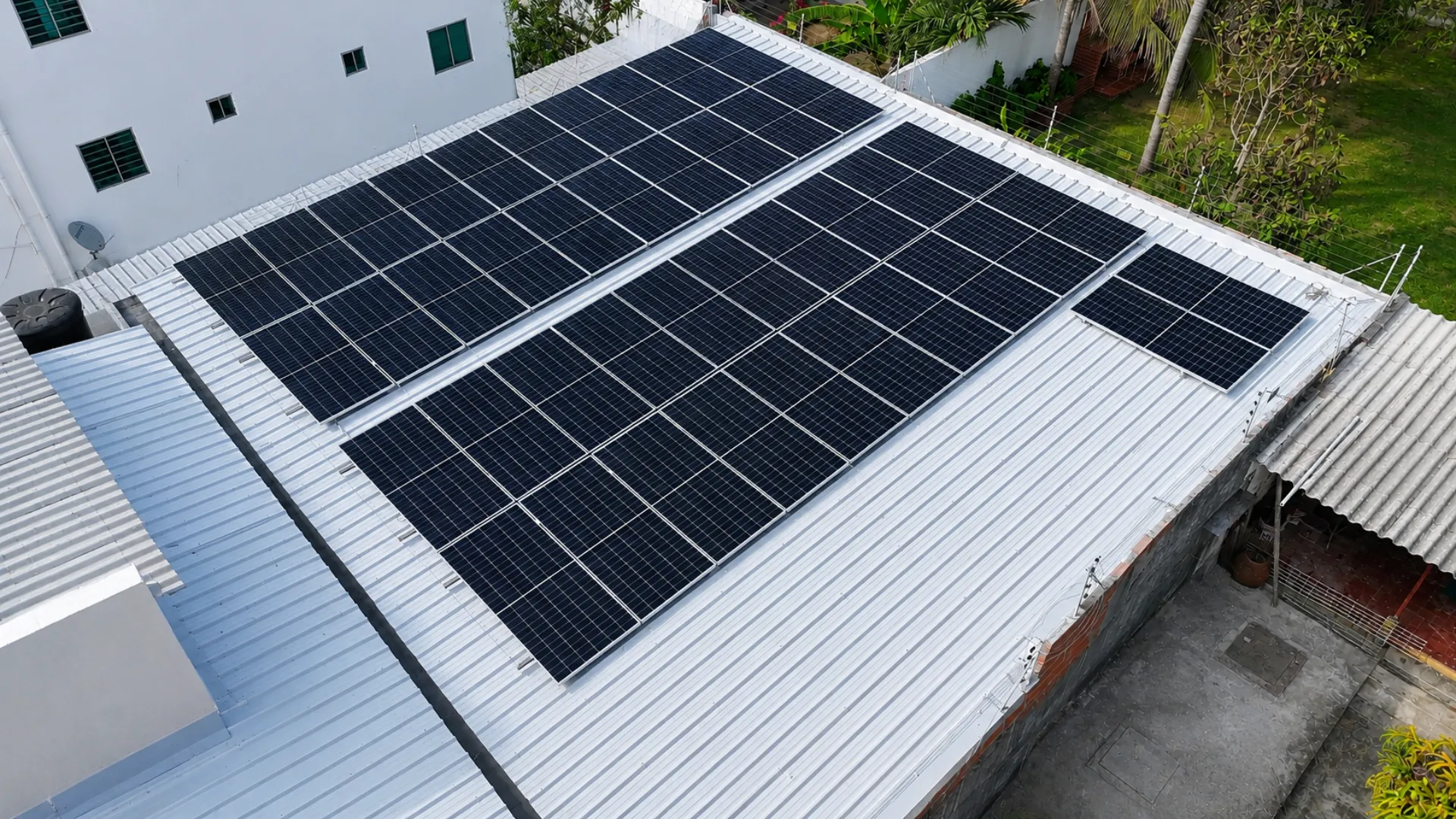 Cubierta metálica con paneles solares instalada por DEKO, vista aérea