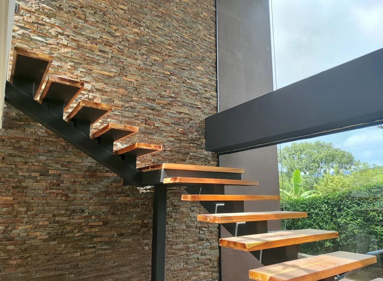 Carpintería metálica: escalera flotante en metal y madera
