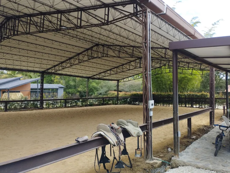 Coliseo y picadero equino con cubierta en teja termoacústica — DEKO Estructuras Carrillo