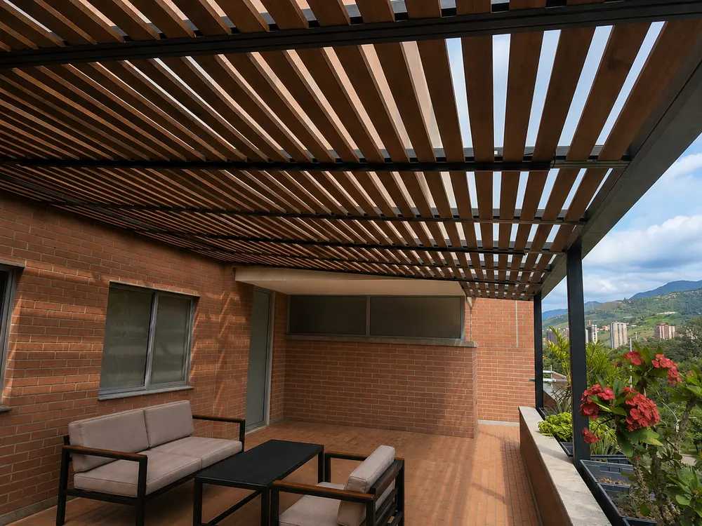 Pérgola real en metal y madera construida por DEKO en una terraza